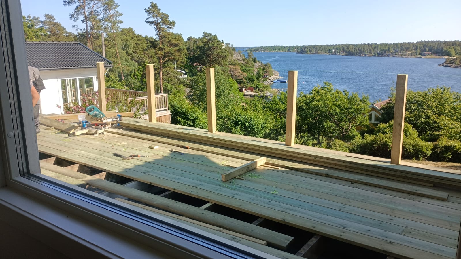 Altankonstruktion med reglar och bärlinor under byggnation