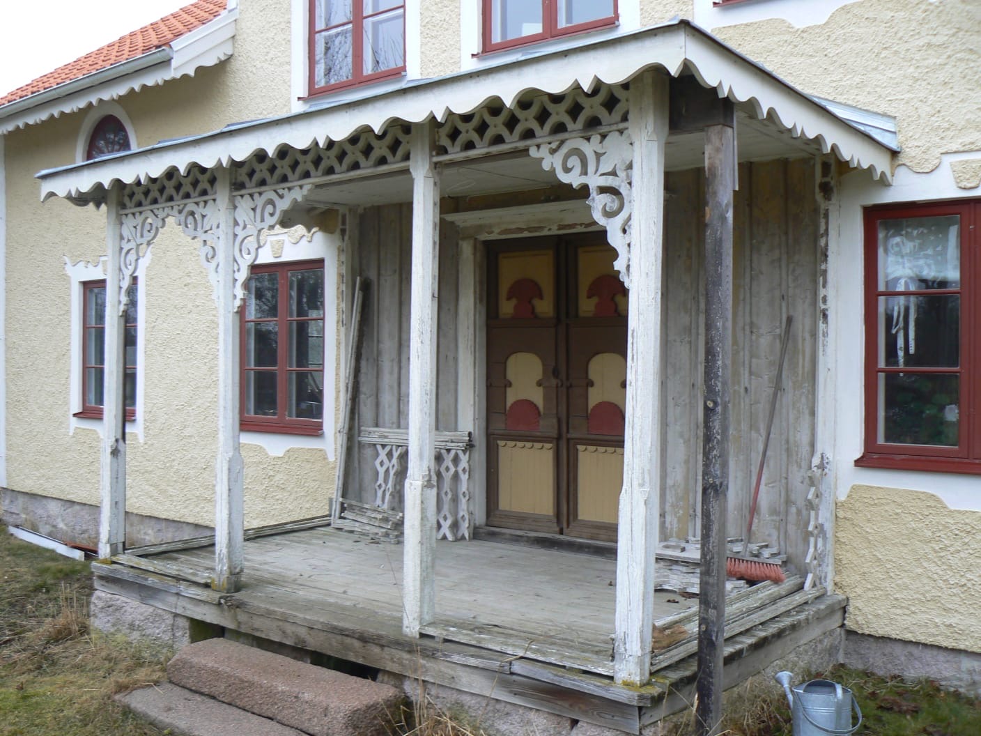 Äldre veranda före renovering