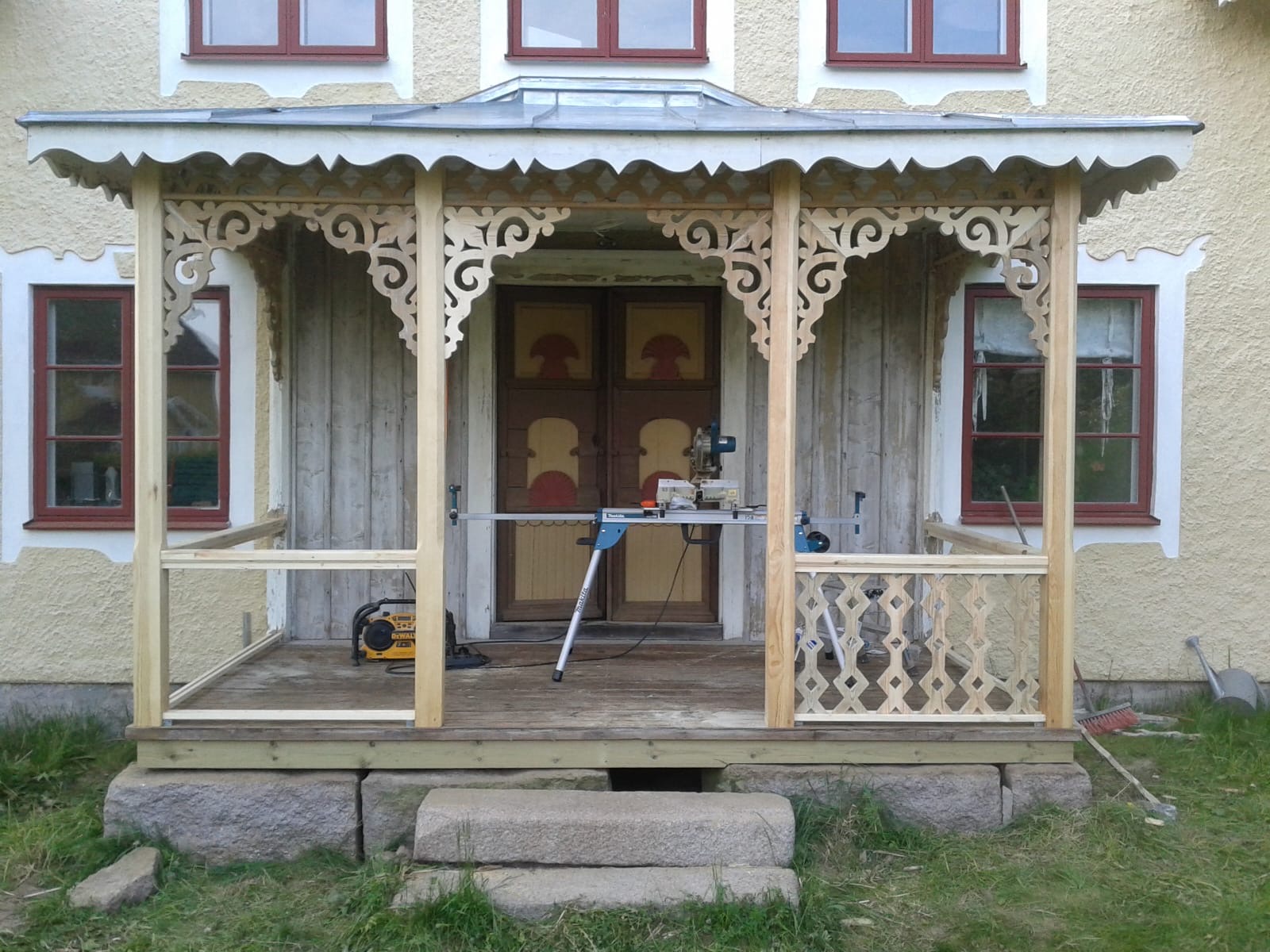 Renovering av äldre veranda under pågående snickeriarbete