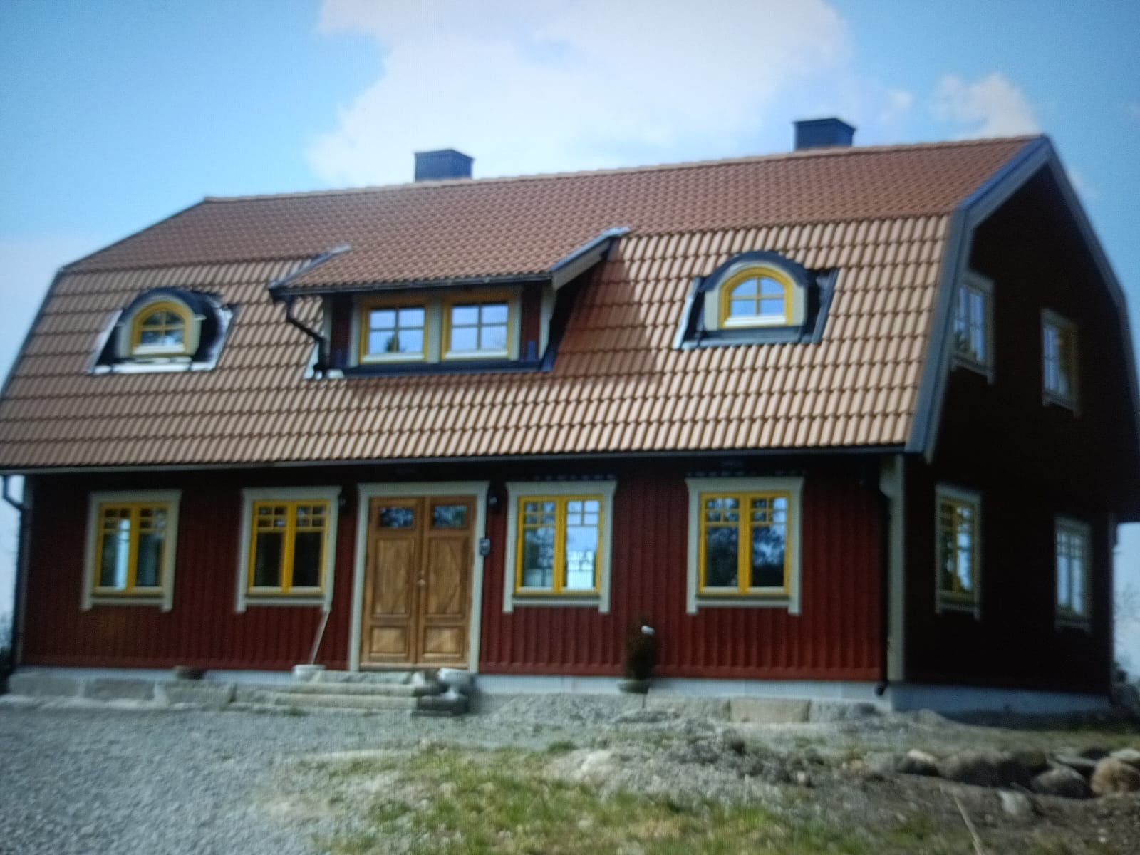 Renoverat trähus efter utvändigt renoveringsarbete