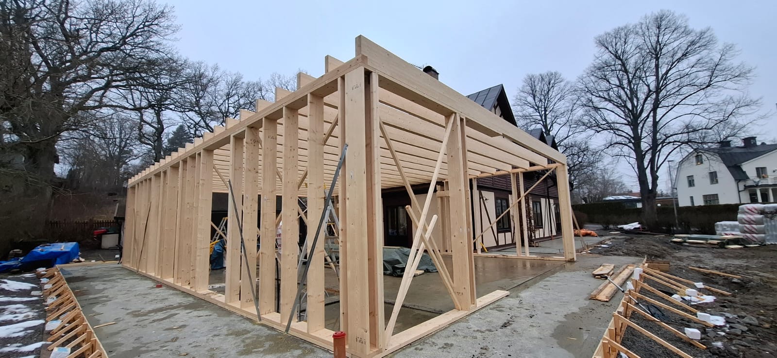 Trästomme för tillbyggnad på tomt vid vattnet
