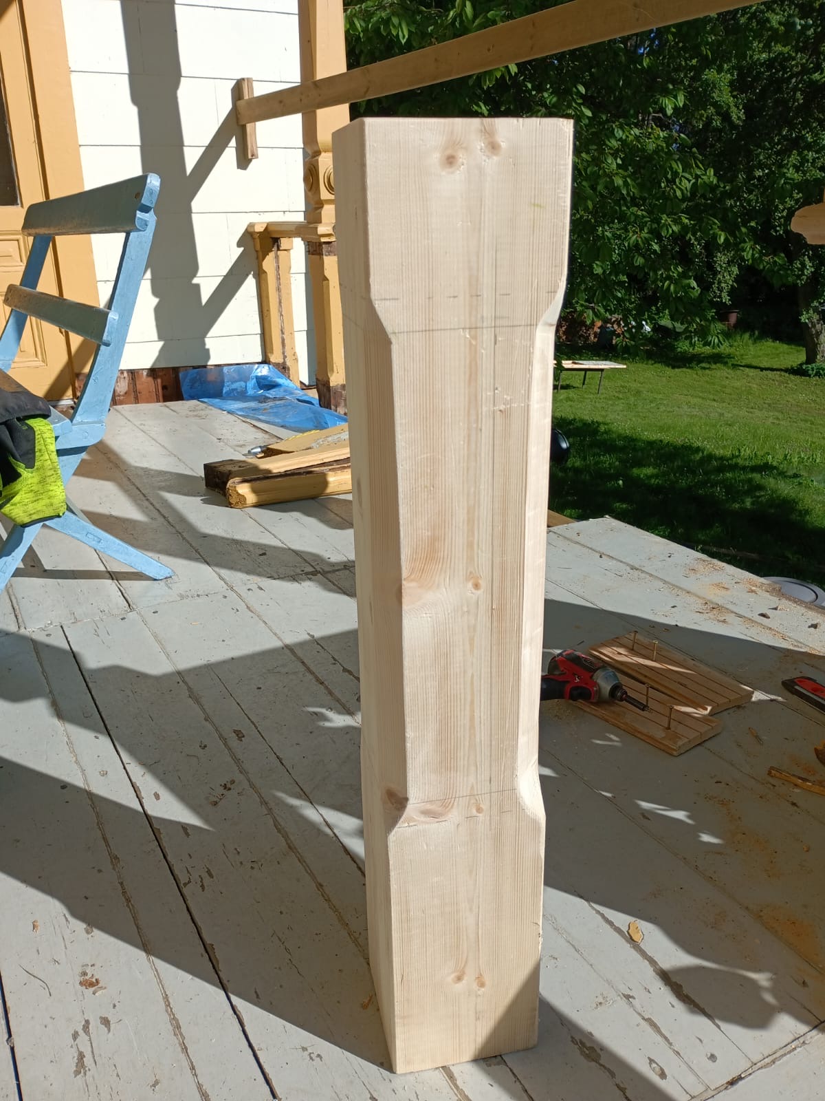 Nytillverkad trästolpe för renovering av veranda