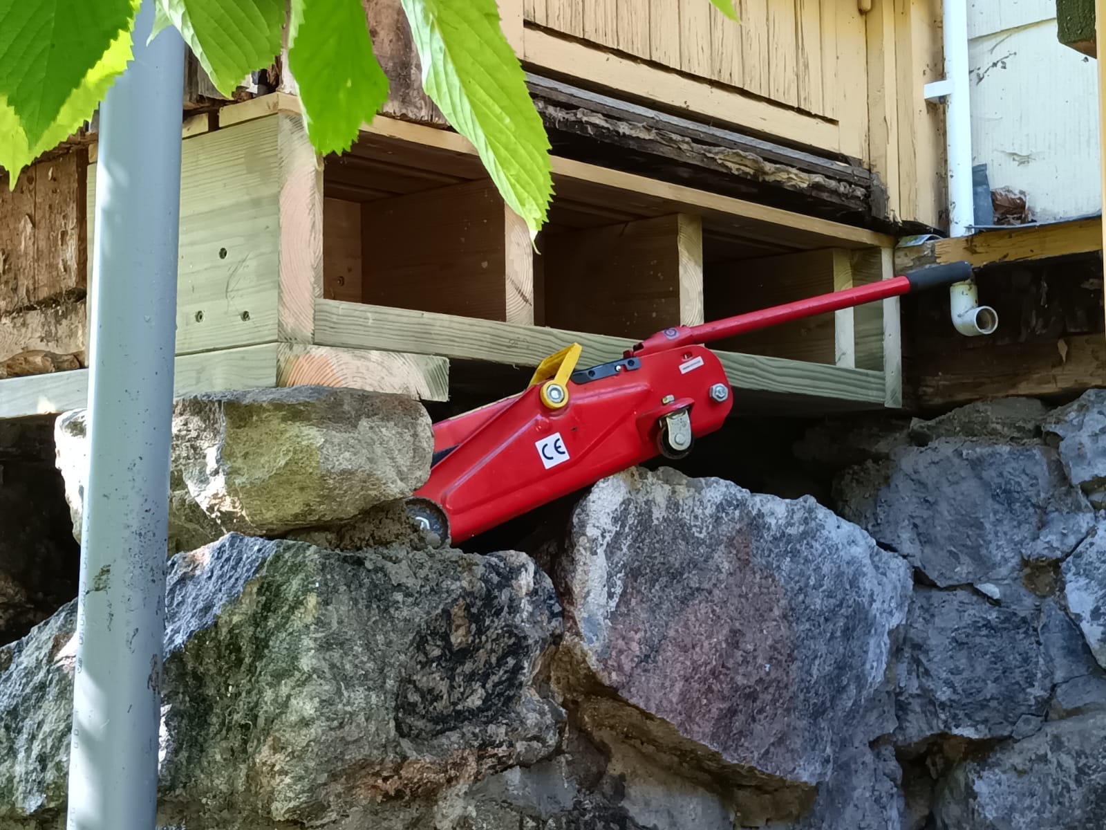 Domkraft under husgrund vid reparation av syll
