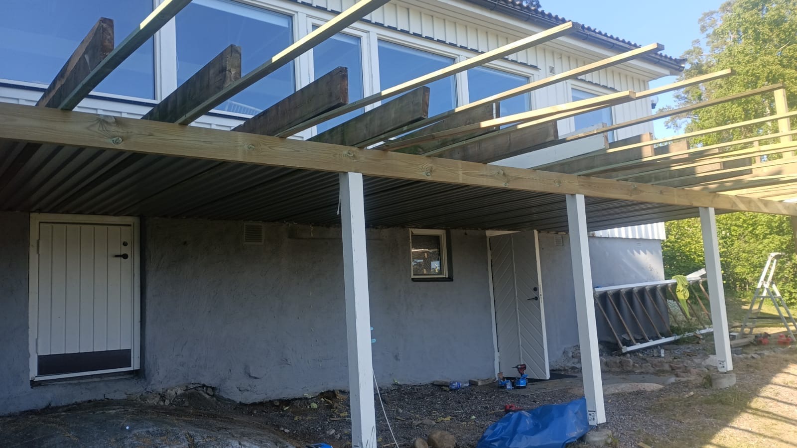 Glastak över passage mellan byggnader